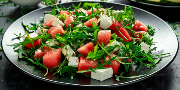 Insalata di anguria e rucola con formaggio di capra