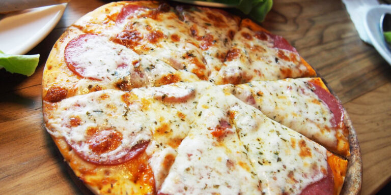 Keto pizza senza carboidrati né lievito