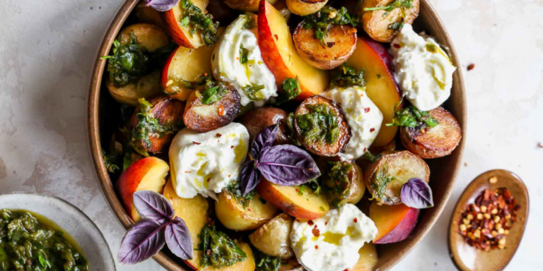Insalata di patate e pesche croccanti