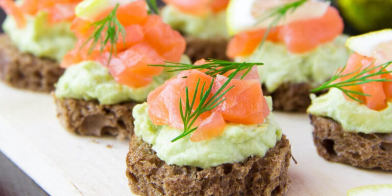 Tartine di grano saraceno con salmone e mousse di avocado