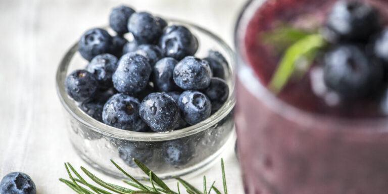 Smoothie di mirtillo con “latte” di cocco